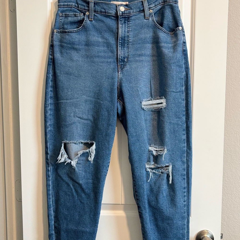 EUC Levi’s High Waisted Mom Distressed Jeans - 32 / 12